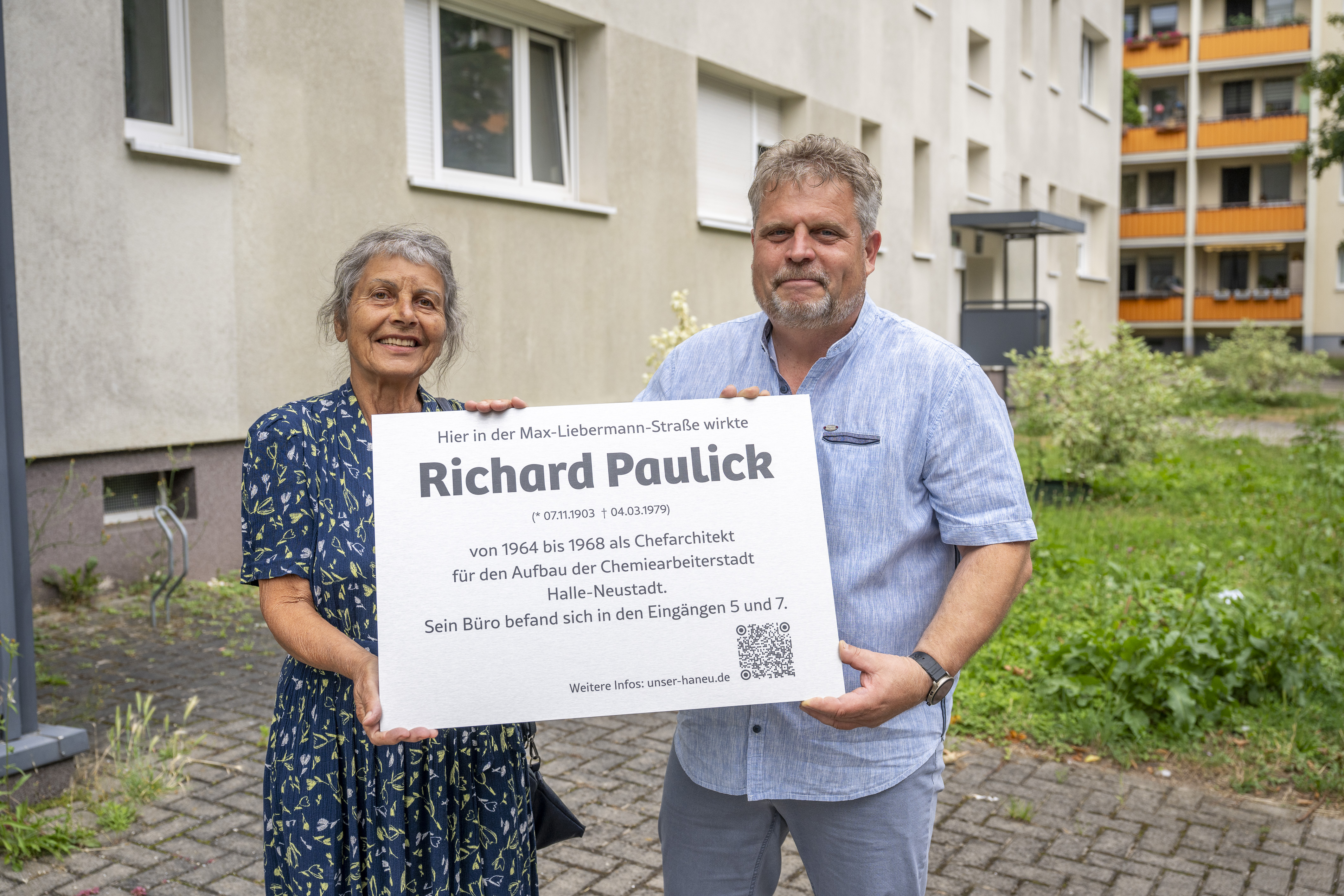 Helga Gärtner und Olaf Gorgas erinnern mit einer Tafel an Neustadts Architekten Richard Paulick.